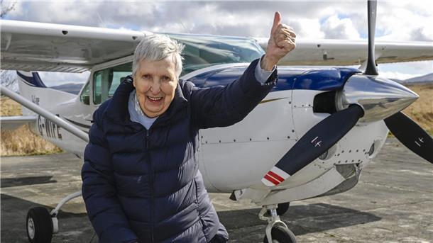 Wunsch erfüllt und Daumen hoch: Die 93-jährige Pflegeheimbewohnerin Buckland nach ihrem Flug.