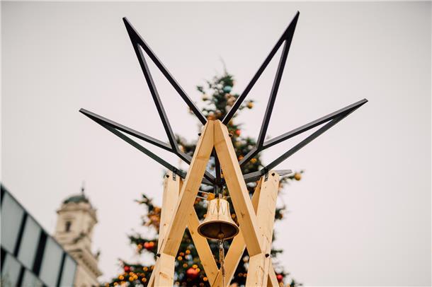 Weihnachten in Brünn: Turbomošt, Drachen und Lichterglanz Wunschglocke auf dem Freiheitsplatz: Hier können Einheimische und Besucher an ihre Sehnsüchte denken und hoffen, dass sie sich erfüllen.