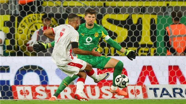Guirassy rettet schwachen BVB - Mühsames 1:0 in Essen Wurde zum Garanten für Dortmund: Gregor Kobel.