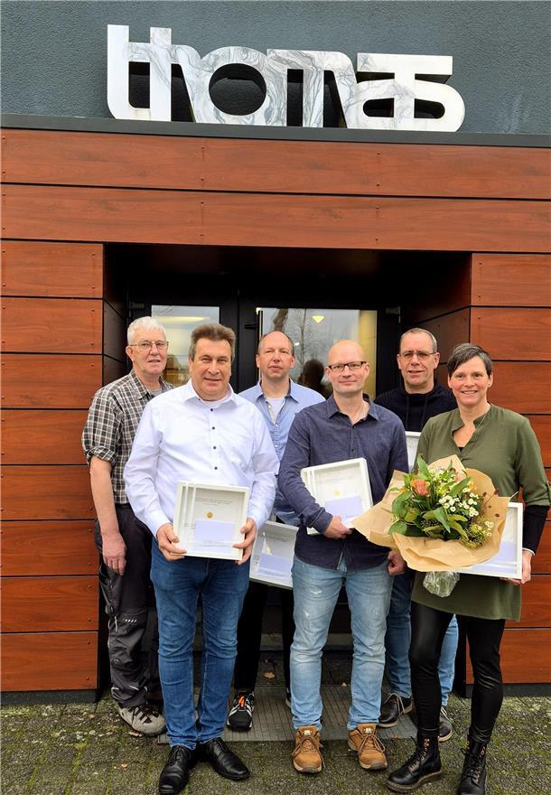 Thomas Holding ehrt langjährige Mitarbeiter Wurden für ihre langjährige Firmenzugehörigkeit zur Thomas Holding geehrt: Barthold Fehlhauer (von links), Bernd Gerken, Michael Lausch, Mark Rotermund, Arie Brandwijk, Inka Harms
