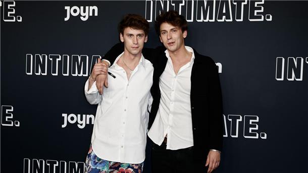 Serienmacher Oskar und Emil Belton: Gendern muss sein Wurden unter anderem durch die Comedy-Impro „Die Discounter“ bekannt: Die Zwillinge Oskar Belton (l) und Emil Belton (r) (Archivbild).