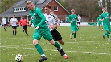 Wyn-Nolan Weger (weißes Trikot) wurde von der robusten Abwehr des VSK Osterholz-Scharmbeck immer wieder ausgebremst, erzielte später dennoch den 1:1-Ausgleichstreffer.