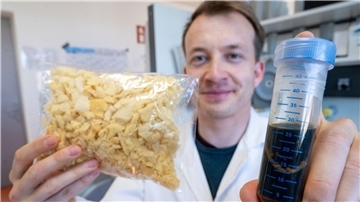 Yannick Branson vom Institut für Biochemie der Universität Greifswald: Im Kampf gegen Plastikabfall setzen Forscher vermehrt auf Enzyme, die manche Kunststoffe quasi verdauen können.