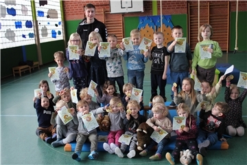 Yannick Kröger vom Kreissportbund Wesermarsch belohnte die sportlichen Kinder mit einer Urkunde.