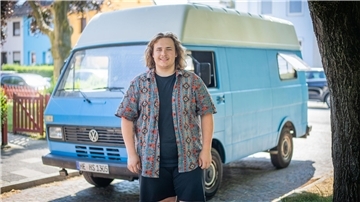 Yannik Szabo aus Bremerhaven lebt den Traum vieler Menschen: Er bereist die Welt mit seinem VW-Bus. Aktuell baut er einen LT 35 in ein Camping-Mobil um.