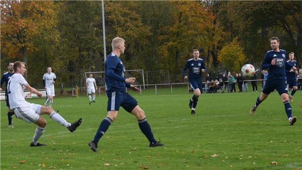 Yannik Wichern hat sich vom Gegenspieler gelöst und abgezogen – der Ball schlägt zum 0:1 im Wörpetaler Tor ein.