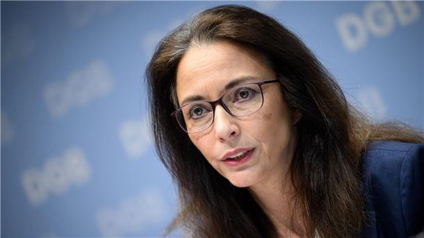 DGB-Chefin Fahimi: Rentenniveau „für immer“ garantieren Yasmin Fahimi fordert, dass auch Beamte, Selbstständige und Politiker in die Rentenversicherung einzahlen müssen.