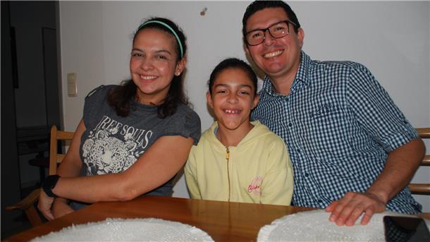 Yeison, Carolina und Valentina haben in Sauensiek ein neues Zuhause gefunden. Ursprünglich stammen sie aus Kolumbien und mussten das südamerikanische Land aufgrund einer Morddrohung verlassen.