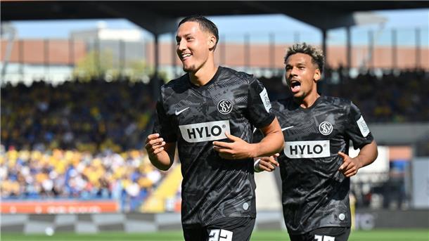 Elversberg siegt in Braunschweig - Ebnoutalib mit Doppelpack Younes Ebnoutalib (l) bringt Elversberg in Führung.