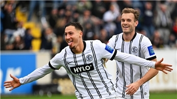 Younes Ebnoutalib (vorn): Hattrick gegen Fürth. 