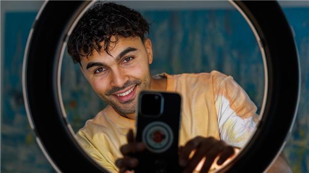 Younes Zarou über das Tanzen: „Ich bin wirklich eine Niete“ Younes Zarou folgen mehr als 50 Millionen Menschen auf Tiktok.