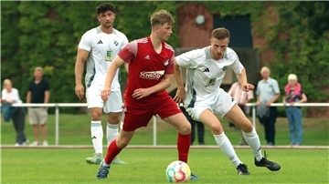 Youngster Joris Lühmann (Mitte) spielte auf der „Sechs“. Er riss das Spiel nach der Pause an sich und setzte gute Akzente.