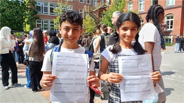 Sommer, Sonne, Wassereis: Bremerhavens Schüler starten in die Ferien Yousif Alali und Sulin Mohammed, Schüler der Schule am Ernst-Reuter-Platz.