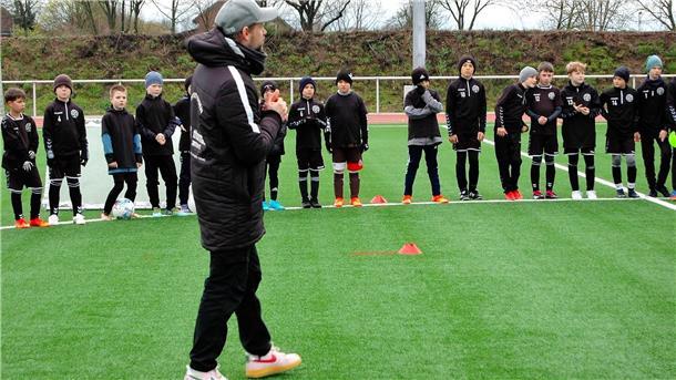 Yul Wiegand ist als Trainer für den FC St. Pauli und für den VfL Sittensen tätig.