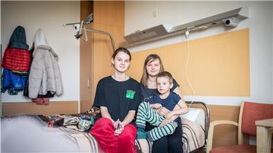 Yulia (Mitte) mit ihren Kindern Maxim (3) und Marina (15). Sie flüchteten aus der Ostukraine nach Deutschland.