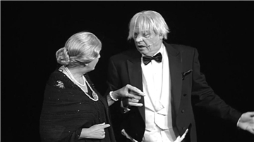 Yvonne Gallo und Guido Fuchs spielen Mrs. Sophie und Butler James in dem Silvester-Klassiker.