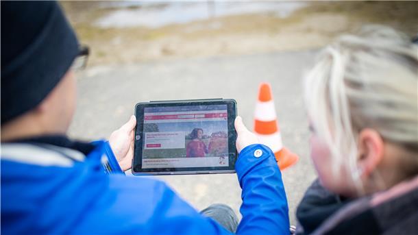 „Unser Traumhaus“: Es muss auch Geld zum Leben bleiben Yvonne und Marvin Holst blicken auf das Tablet mit der Seite der Weser-Elbe Sparkasse.