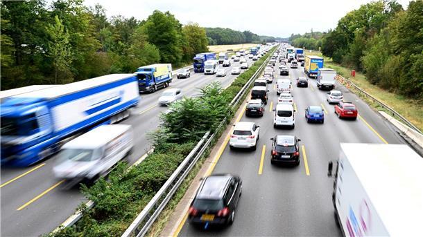 Dicke Luft: Streit um Abgas-Manipulationen an Lastwagen  Zähfließender Verkehr auf der Autobahn A3 beim Leverkusener Kreuz.