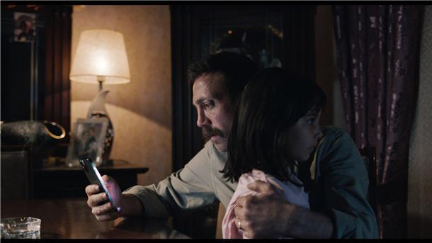 Die Filmstarts der Woche Zafer (Ahmet Varli) mit seiner Tochter Melek (Cagla Yurga).