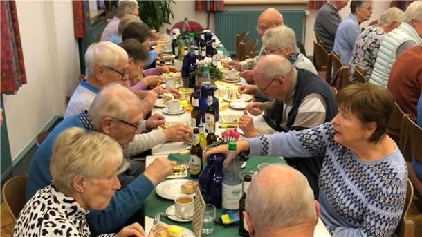 Zahlreiche ältere Beverner und Plönjeshausener Bürger genossen den Nachmittag im Gemeindehaus.