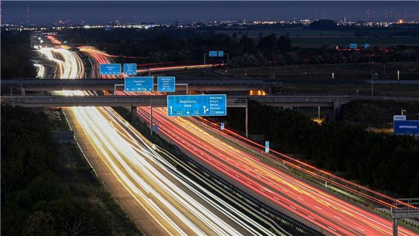 Bilder des Tages Zahlreiche Autos fahren über die A14 am Flughafen Leipzig/Halle. (Aufnahme mit Langzeitbelichtung)
