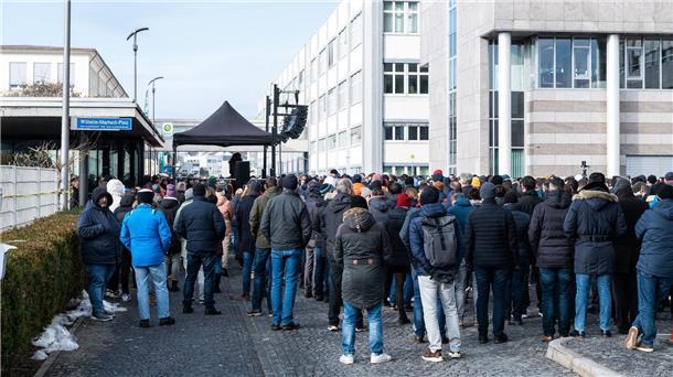 Unruhe bei Panzermotoren-Hersteller am Bodensee Zahlreiche Beschäftigte haben sich bei einer Betriebsversammlung der Rolls-Royce Power Systems AG in Friedshafen auf dem Werksgelände versammelt.