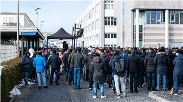Zahlreiche Beschäftigte haben sich bei einer Betriebsversammlung der Rolls-Royce Power Systems AG in Friedshafen auf dem Werksgelände versammelt.