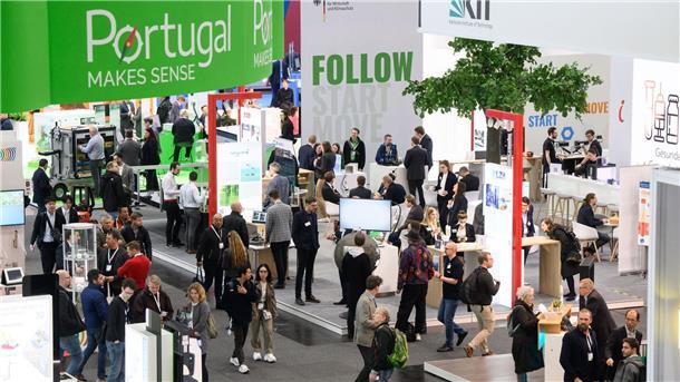 130.000 Besucher bei Hannover Messe Zahlreiche Besucher laufen bei der Industriemesse Hannover Messe durch die Messehalle 2.
