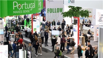 Zahlreiche Besucher laufen bei der Industriemesse Hannover Messe durch die Messehalle 2.