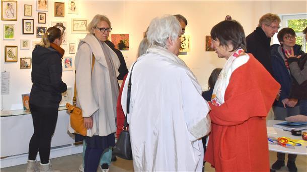 Ausstellung gestartet: Mühle Malstedt feiert Großes im Kleinen Zahlreiche Besucher waren gespannt darauf, in den vielfältigen Arbeiten von 28 Kunstschaffenden das Große im Kleinen zu entdecken.