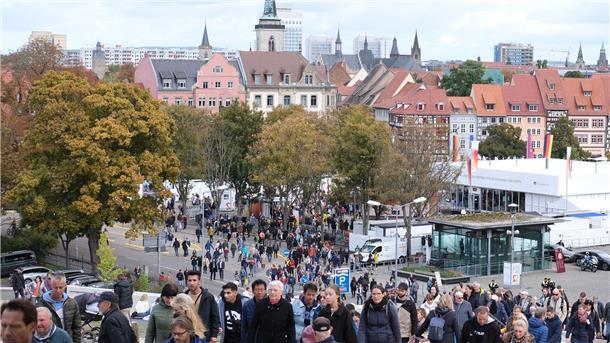 Krieg und Krisen bestimmten Einheitsfeier in Erfurt Zahlreiche Besucherinnen und Besucher sind zum Bürgerfest nach Erfurt gekommen.