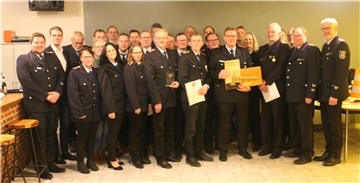 Zahlreiche Ehrungen und Beförderungen standen auf der Tagesordnung der Ortswehr Volkmarst.