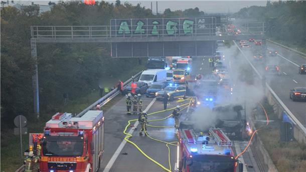 Unfall auf A5: Zwei Menschen und Hund verbrannt Zahlreiche Einsatzkräfte der Feuerwehr bei Löscharbeiten an einem brennenden Fahrzeug auf der A5.