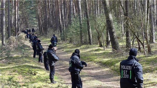 Zahlreiche Einsatzkräfte der Polizei durchsuchen im Vermisstenfall „Inga“ erneut ein Gebiet im Landkreis Stendal.