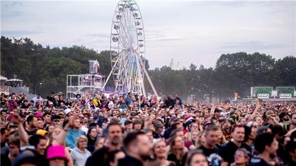 Marteria und Casper beim „Hurricane“-Festival Zahlreiche Festivalbesucher hören sich auf dem Hurricane Festival das Konzert von Peter Fox an.
