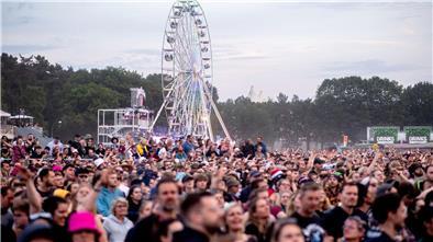 Zahlreiche Festivalbesucher hören sich auf dem Hurricane Festival das Konzert von Peter Fox an.