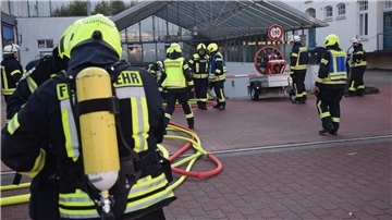 Bild von Feuerwehrleuten vor dem Eingang zur Nordenhamer Tiefgarage an der Poststraße