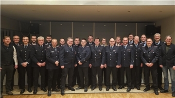 Zahlreiche Feuerwehrmänner und eine Feuerwehrfrau wurden befördert und geehrt.