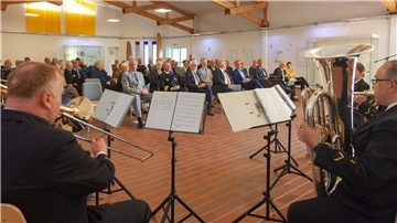 Das Blechbläser-Quintett des Marinemusikkorps Wilhelmshaven vor Publikum.