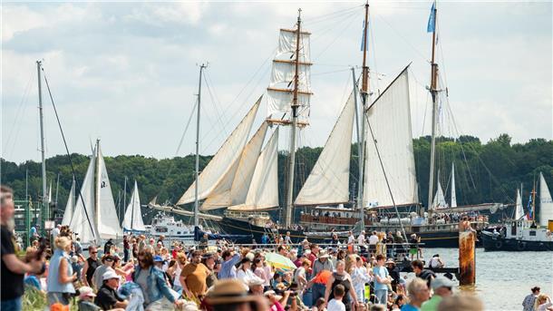 150.000 Schaulustige bei Kieler Windjammerparade Zahlreiche große und kleine Segelschiffe fahren während der Windjammerparade auf der Kieler Förde.