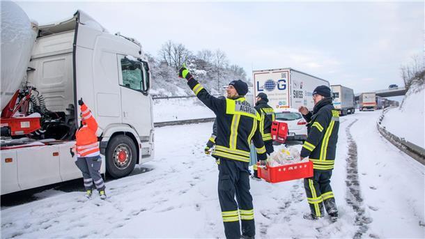 Autobahn in Hessen weiter gesperrt - Lkw-Fahrer stirbt Zahlreiche Lastwagen haben die A5 in Osthessen wegen Schnee und Eis blockiert.