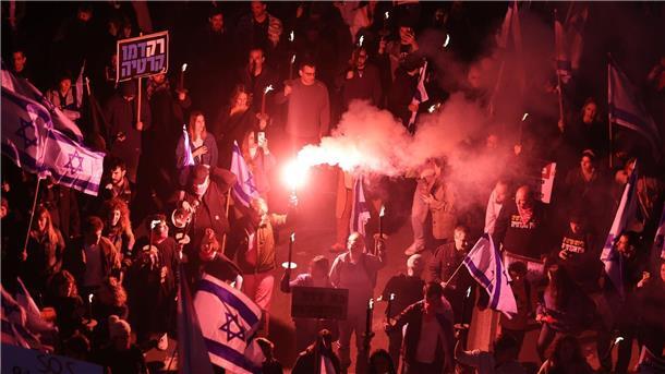 Israel: Erneut Großdemonstrationen gegen Umbau der Justiz Zahlreiche Menschen demonstrieren in Tel Aviv gegen die geplante Justizreform.