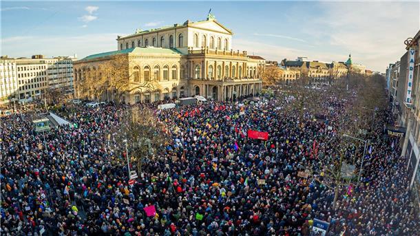100.000 oder 350.000 Menschen? So wird bei Protesten gezählt Zahlreiche Menschen nehmen an einer Demonstration gegen Rechtsextremismus in Hannover teil. Aber wie viele eigentlich genau?