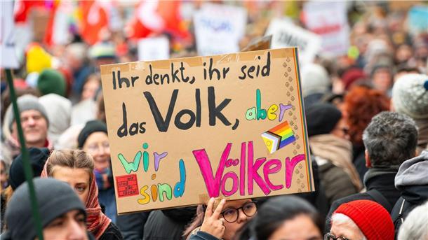 Zahlreiche Menschen nehmen an einer Demonstration gegen Rechtsextremismus in Lübeck teil.