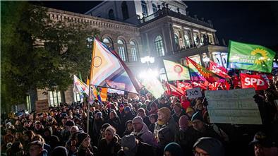 Bilder des Tages Zahlreiche Menschen nehmen an einer Kundgebung auf dem Opernplatz in Hannover teil.