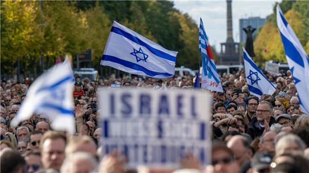 Zahlreiche Menschen nehmen teil an der Kundgebung „Aufstehen gegen Terror, Hass und Antisemitismus – in Solidarität und Mitgefühl mit Israel“ vor dem Brandenburger Tor.