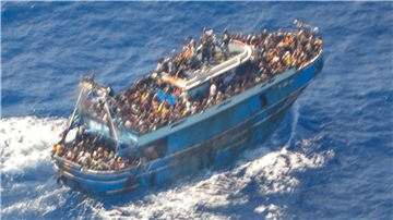 Zahlreiche Menschen sind an Bord des Fischerboots zu sehen, das später vor Südgriechenland kenterte und sank.