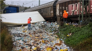 Zahlreiche Plastikbecher liegen im Bereich der Unfallstelle verteilt.