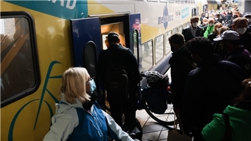Zahlreiche Reisende steigen in einen Metronom-Regionalzug ein. Teils völlig überfüllte Züge sind eine Schattenseite des Erfolges des 9-Euro-Tickets.