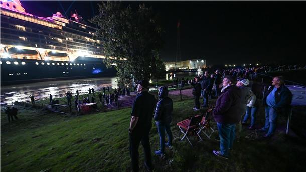 Kreuzfahrtschiff „Disney Destiny“ hat Nordsee erreicht Zahlreiche Schaulustige beobachteten die Fahrt des bunt beleuchteten Schiffes.